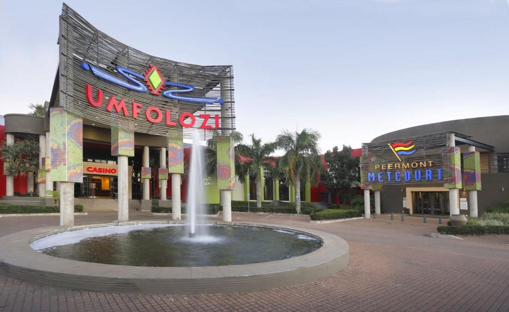 una fuente de agua frente a un centro comercial en Peermont Metcourt at Umfolozi, Empangeni, en Empangeni