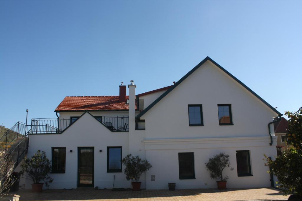 a white house with a red roof at Bioweingut Schmidl in Dürnstein