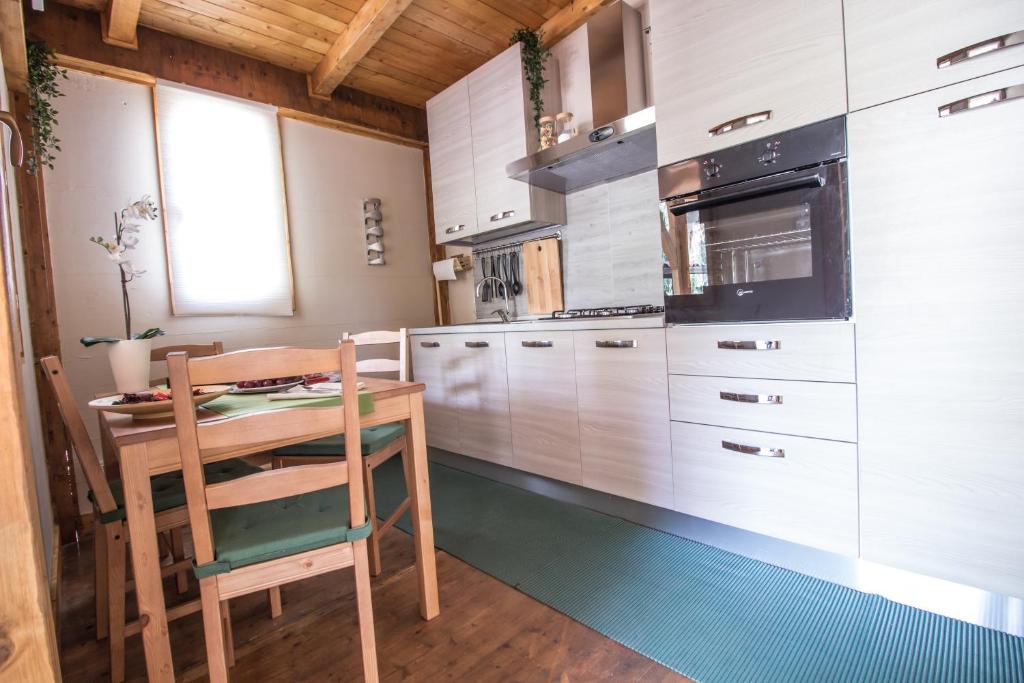 una cucina con tavolo in legno e una sala da pranzo di cucaracha a Catania