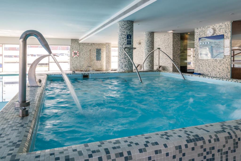 Bazén v ubytování Melia Ria Hotel & Spa nebo v jeho okolí