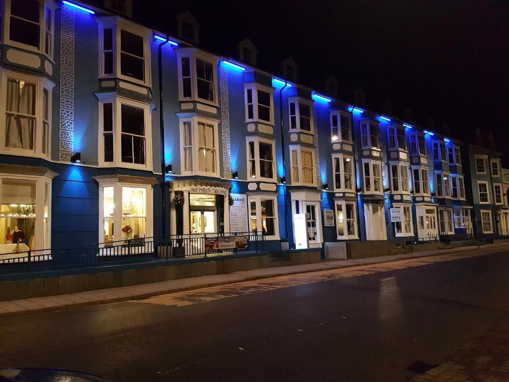 eine Reihe von Gebäuden mit blauen Lichtern an ihnen in der Unterkunft Gwesty'r Marine Hotel & Spa in Aberystwyth