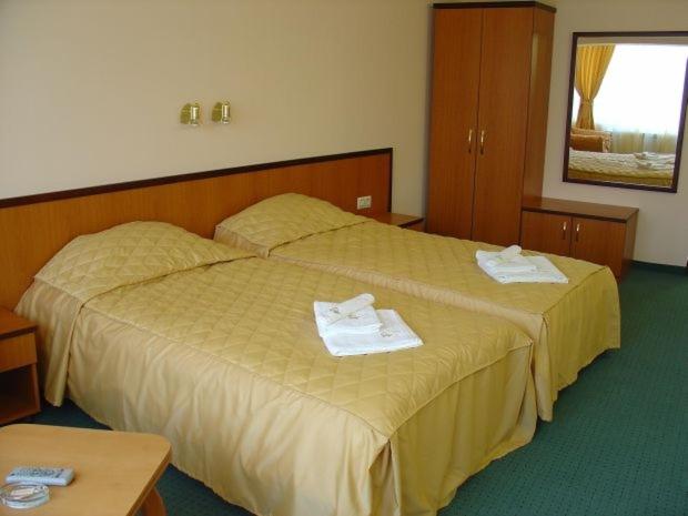 Postel nebo postele na pokoji v ubytování Troyan Plaza Hotel