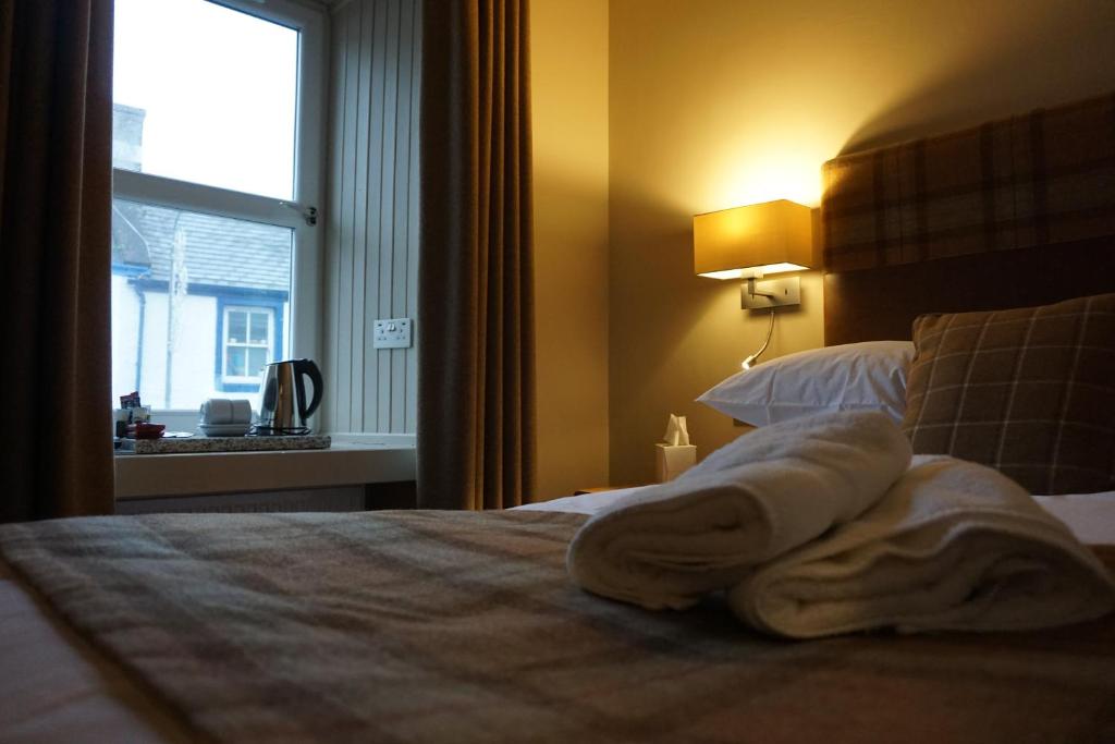 Postel nebo postele na pokoji v ubytování Lochside Hotel