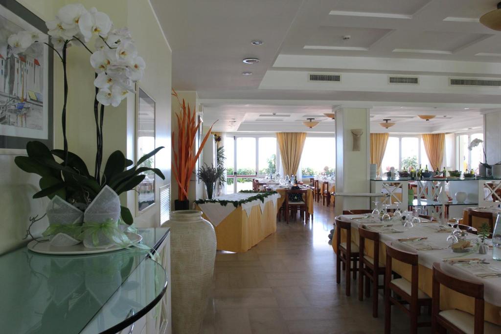 Restaurace v ubytování Albergo Punta de l'Est