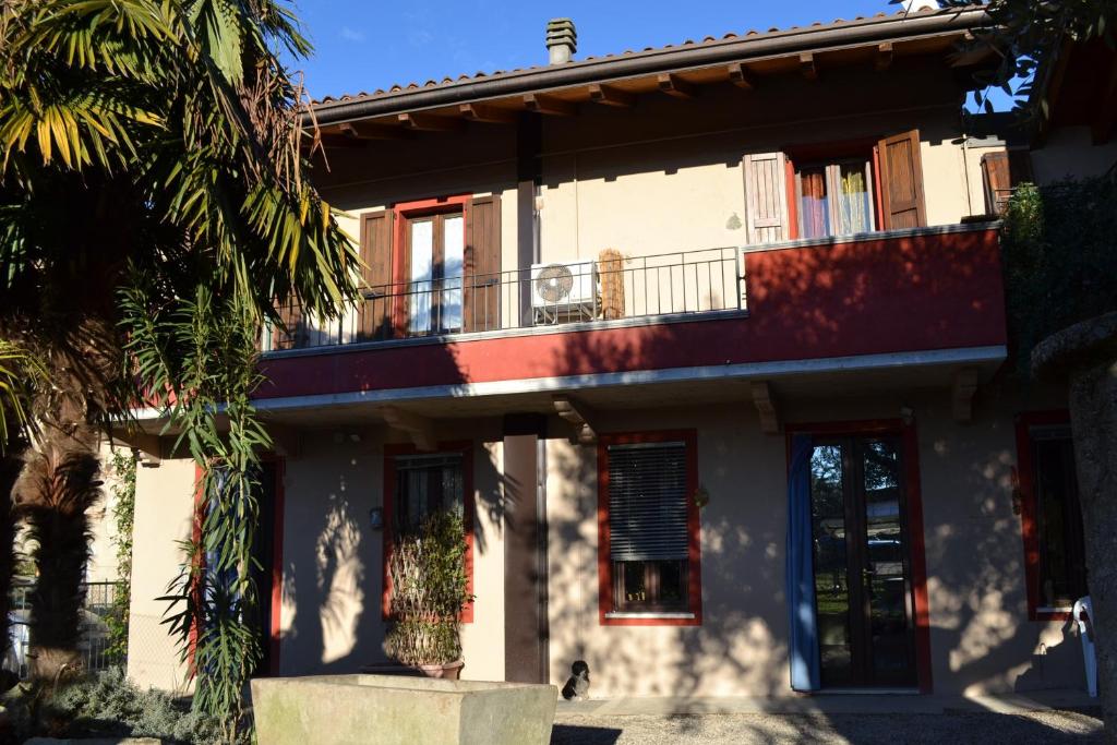 budynek z balkonem i palmą w obiekcie B&B Casa Mia w mieście Desenzano del Garda