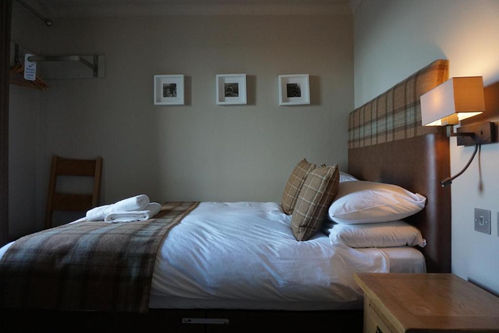 Postel nebo postele na pokoji v ubytování Lochside Hotel