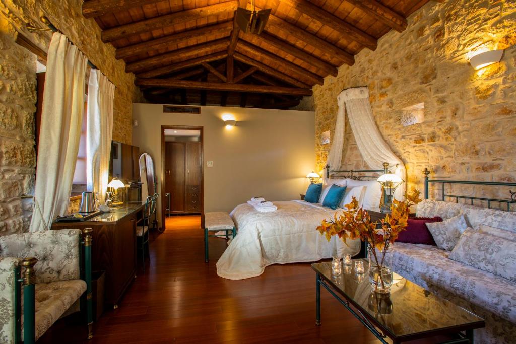 Postel nebo postele na pokoji v ubytování Mystras Grand Palace Resort & Spa