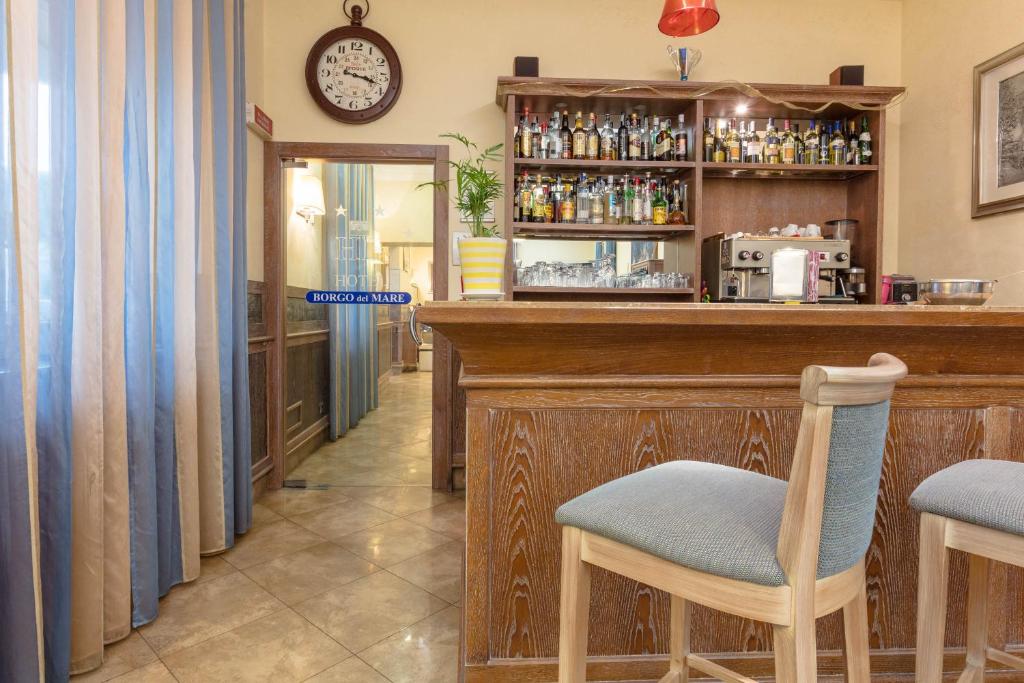Lounge nebo bar v ubytování Hotel Borgo Del Mare