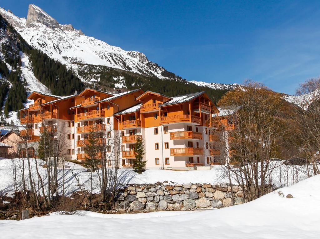 un hôtel dans les montagnes dans la neige dans l'établissement Résidence Goélia Le Blanchot, à Pralognan-la-Vanoise