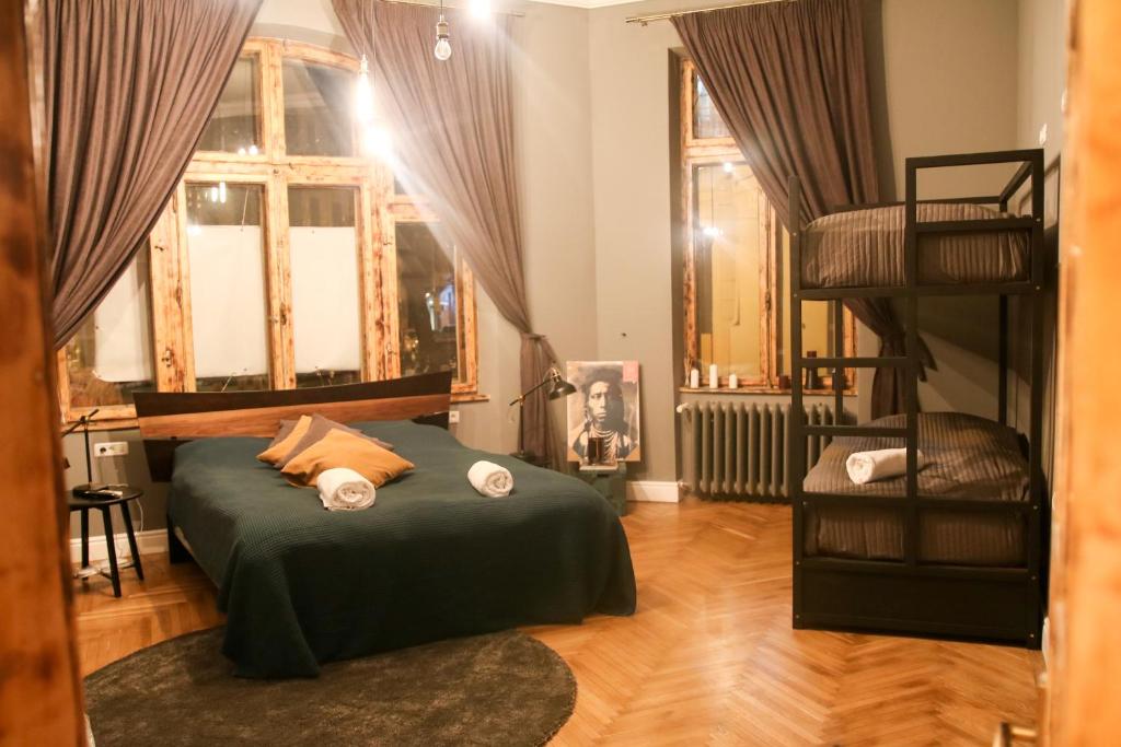 ブカレストにあるAthenaeum Suiteのベッドルーム1室(二段ベッド1組、階段付)