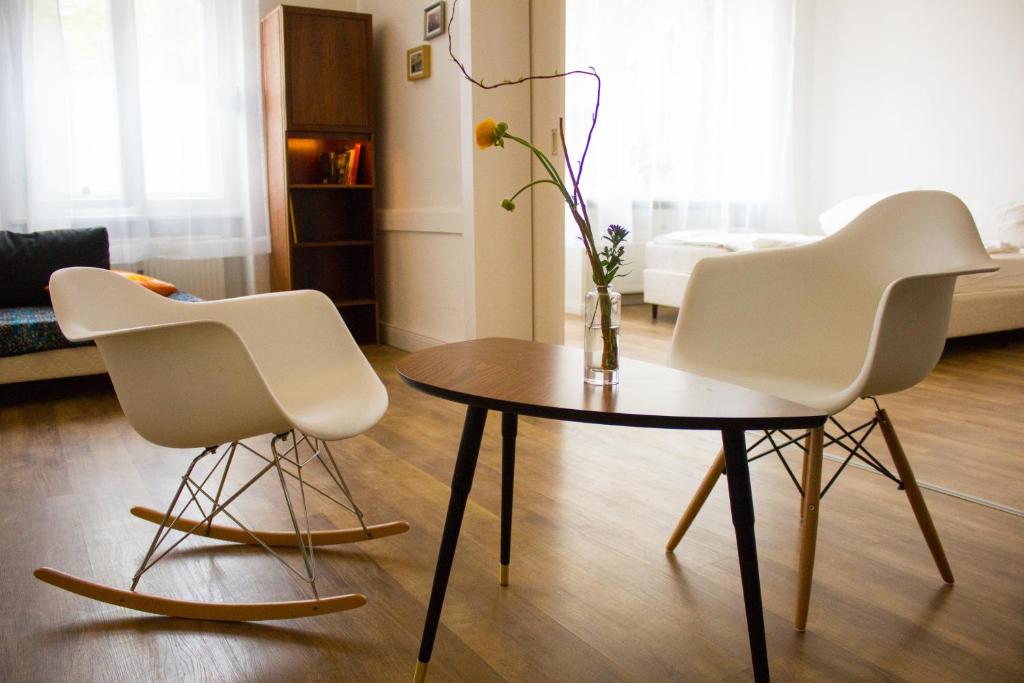 ベルリンにあるCentral , 3 rooms in Frankfurter Torのリビングルーム(白い椅子2脚、テーブル付)