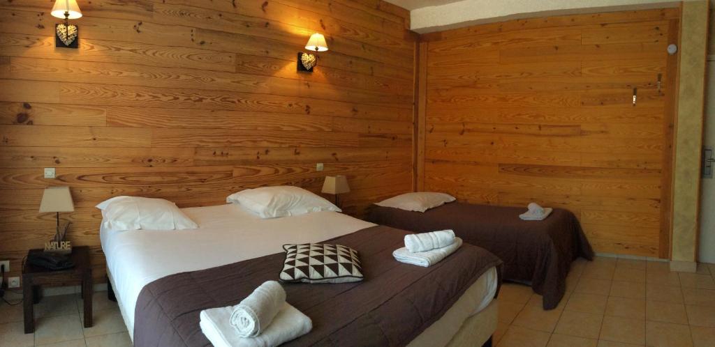 Postel nebo postele na pokoji v ubytování Hôtel Cristol
