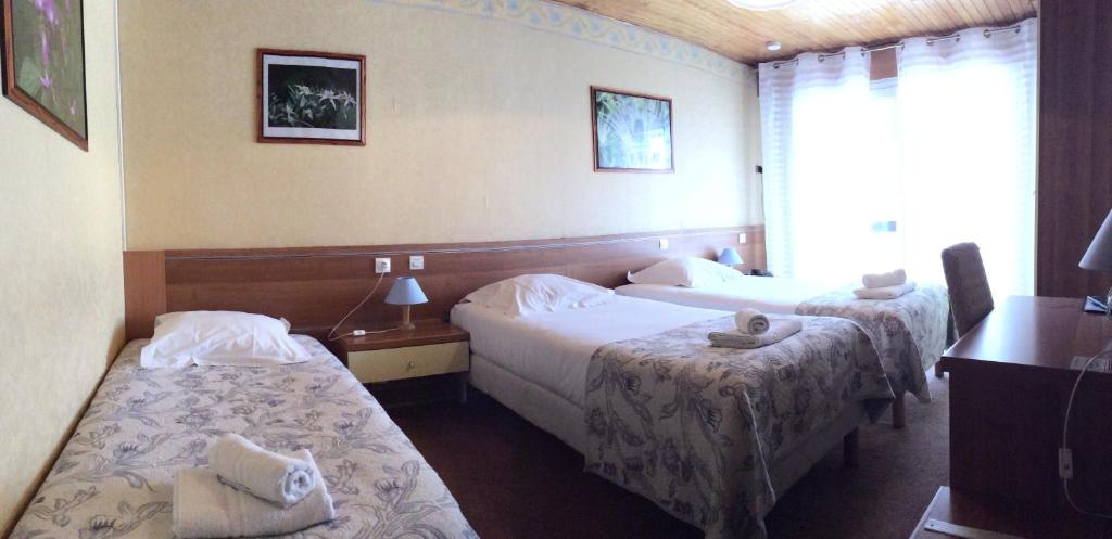Postel nebo postele na pokoji v ubytování Hôtel Cristol