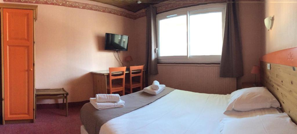 Postel nebo postele na pokoji v ubytování Hôtel Cristol