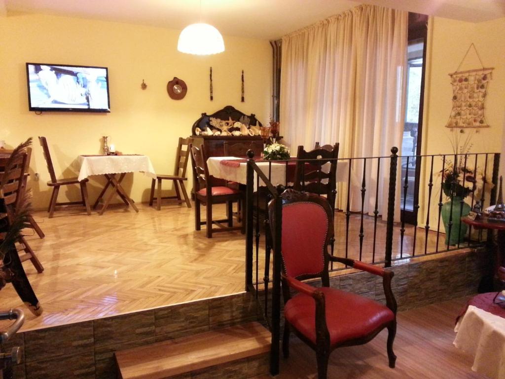 TV a/nebo společenská místnost v ubytování Hotel Kapistec Skopje