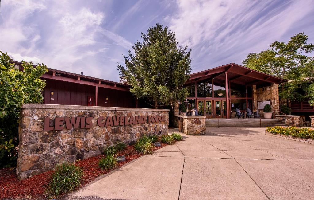 Un edificio con un cartello che legge il falegname di Lewis di Carter Caves State Resort Park a Olive Hill