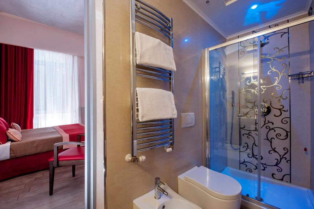 Koupelna v ubytování Demetra Hotel