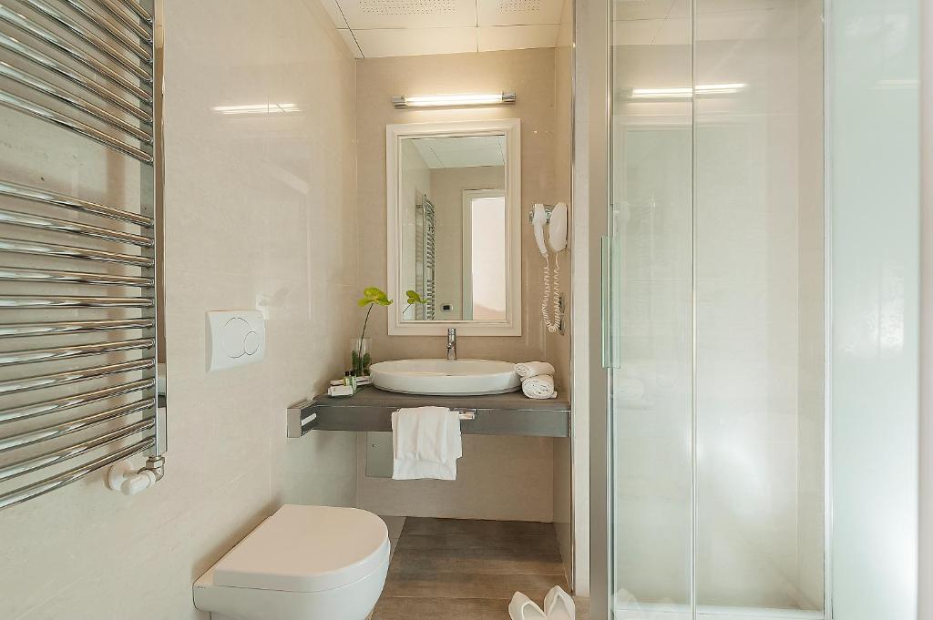 Koupelna v ubytování Demetra Hotel