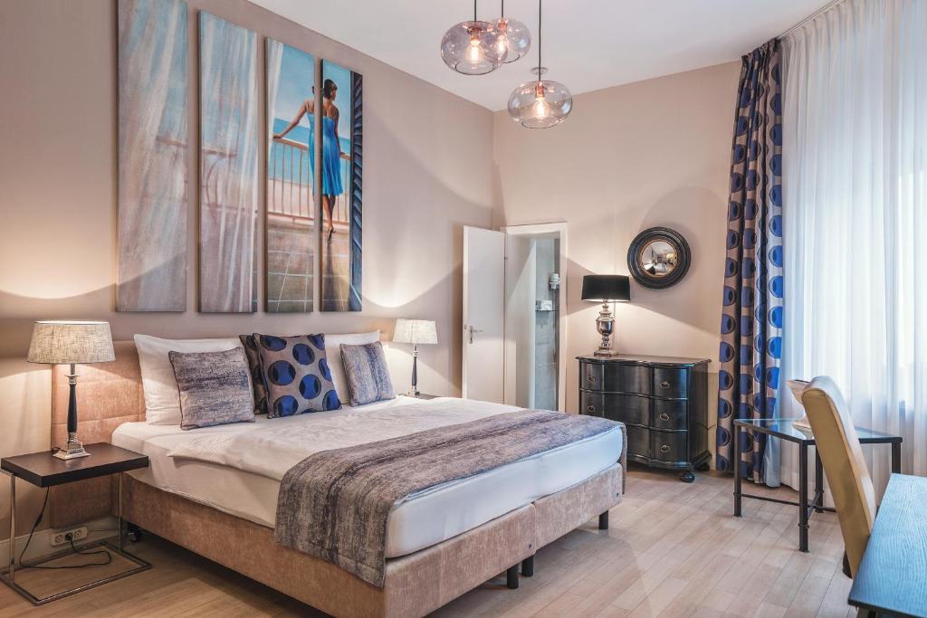 ein Schlafzimmer mit einem Bett und einem Wandgemälde in der Unterkunft Hotel Prinz Anton in Düsseldorf