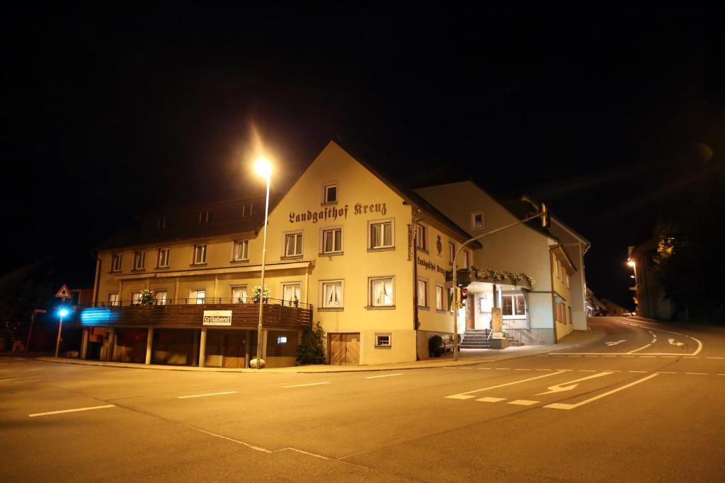 ein Gebäude in der Nacht auf einer Straße mit Straßenbeleuchtung in der Unterkunft Landgasthof Kreuz in Konstanz