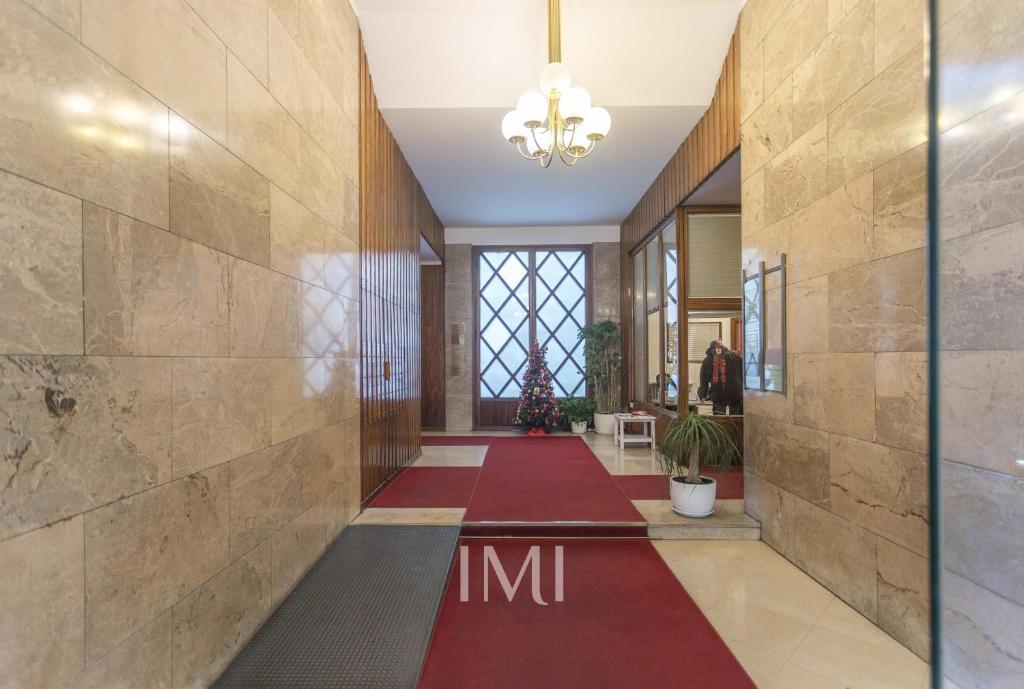 米蘭的住宿－米蘭市中心公寓，楼房里铺着红地毯的走廊