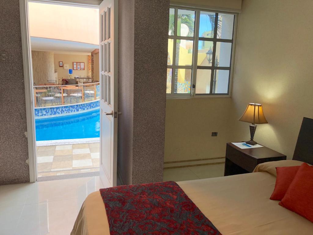 Bazén v ubytování Eco Hotel Katarma nebo v jeho okolí