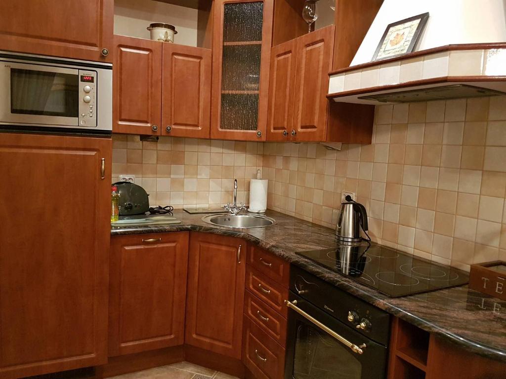 Kuchyňa alebo kuchynka v ubytovaní GoldStar Luxury Old Town Krakow Apartment
