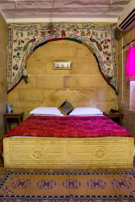 Postel nebo postele na pokoji v ubytování Shahi Palace Hotel Jaisalmer