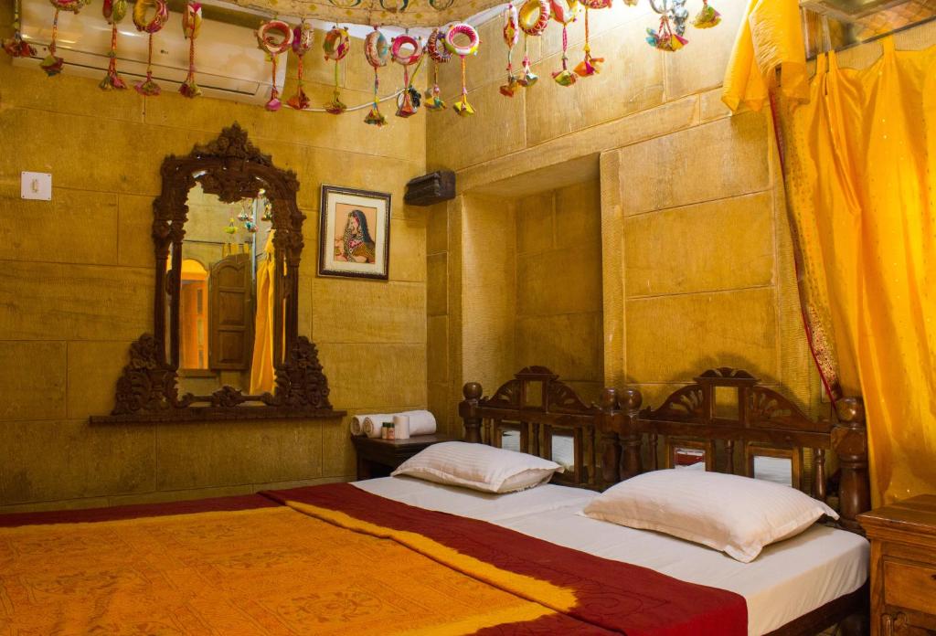 Postel nebo postele na pokoji v ubytování Shahi Palace Hotel Jaisalmer