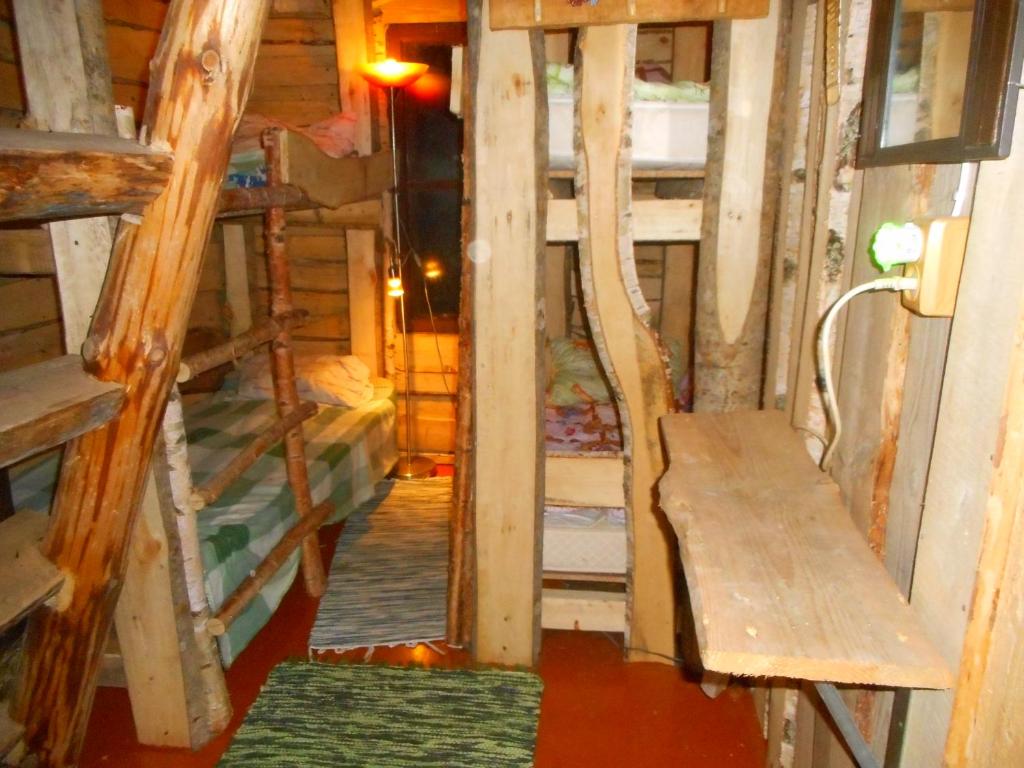 Palanda nebo palandy na pokoji v ubytování Elulõng Camping