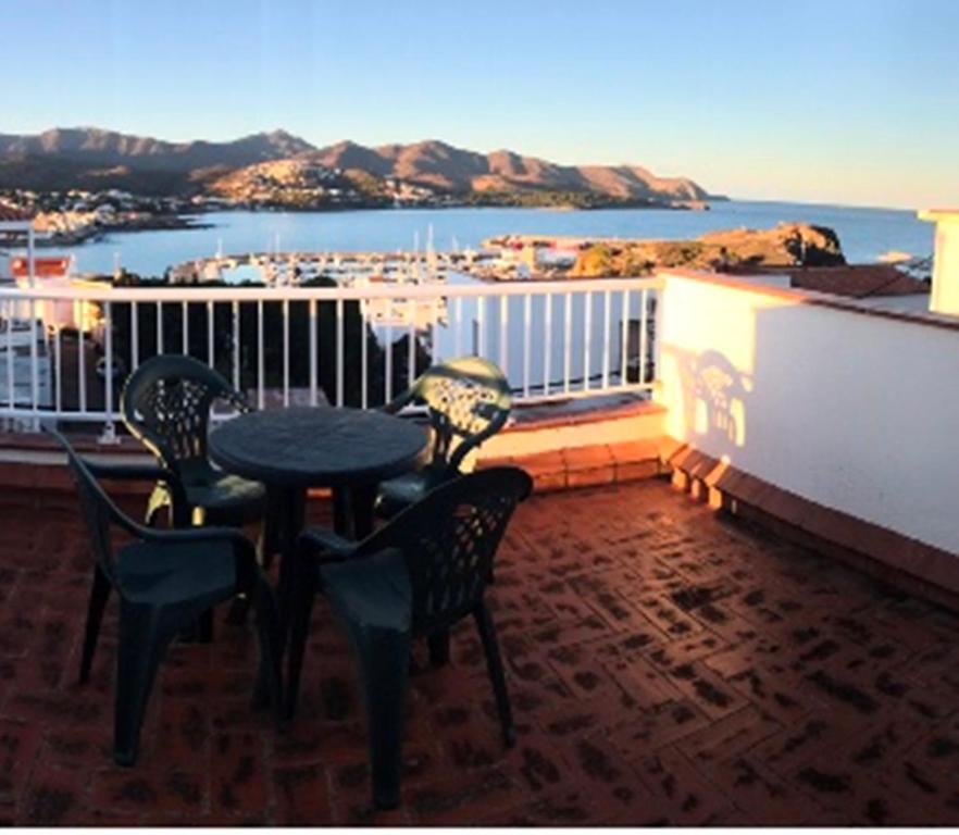 リャンサにあるEspectaculares vistas al mar Ático y apart 3 habitacionesのテーブルと椅子、水辺の景色を望むバルコニー