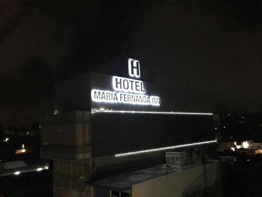 un panneau d'hôtel au-dessus d'un bâtiment la nuit dans l'établissement Hotel Maria Fernanda Inn, à Zitácuaro