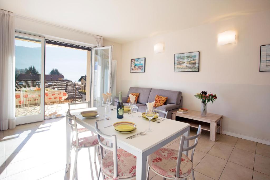 Posedenie v ubytovaní 4 Village centre Lenno homes with pool-by Italian Apartments TERRAZE, SPESE, SOPRA SPESE, SPESE II
