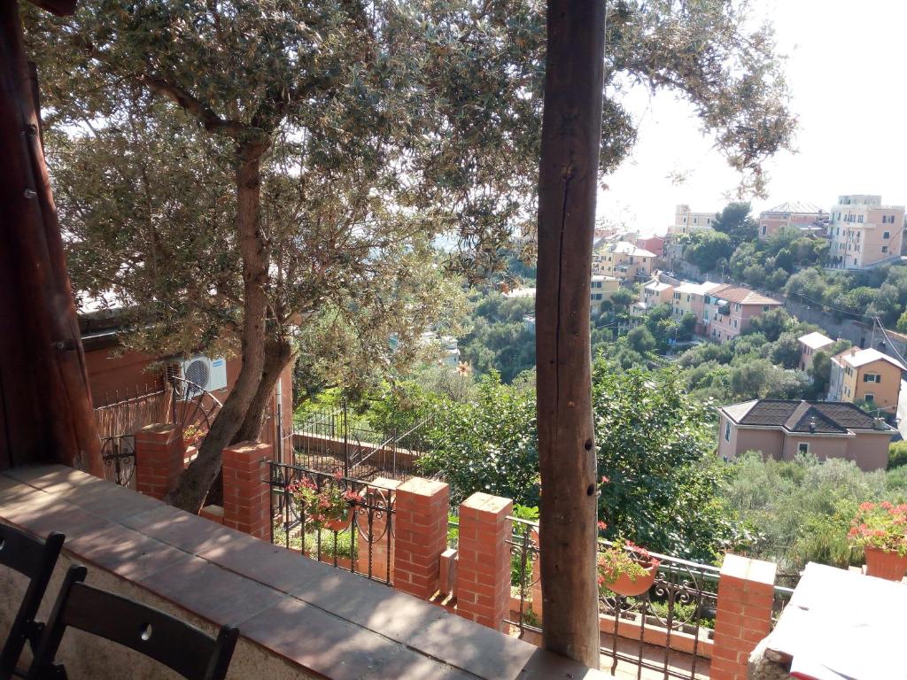 - une vue depuis la terrasse couverte d'une maison avec un banc dans l'établissement Villino "Il Rustichetto", à Gênes