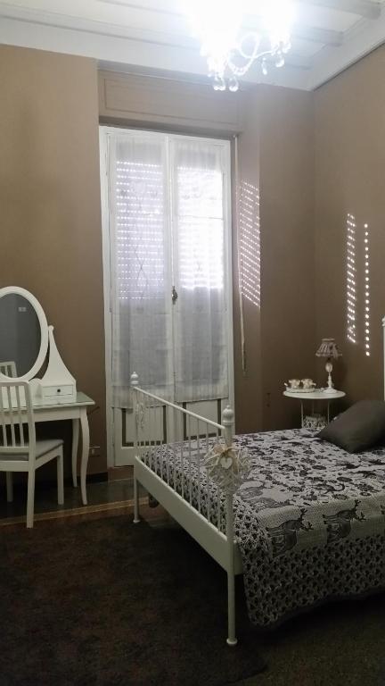 una camera con letto, tavolo e specchio di MyDre@mSavona a Savona