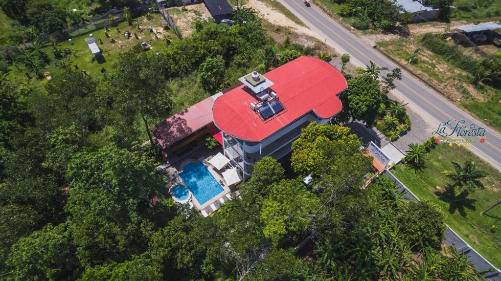 Bazén v ubytování La Floresta Tarapoto Hostal nebo v jeho okolí