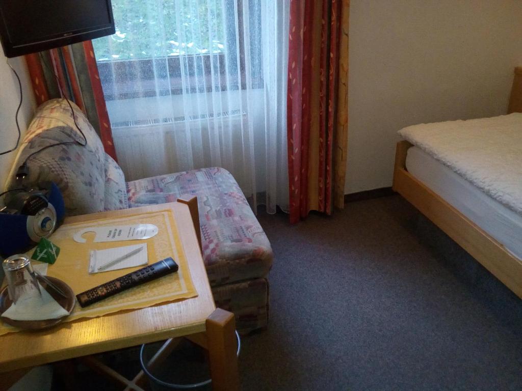 Postel nebo postele na pokoji v ubytování Hotel zum goldenen Hirschen