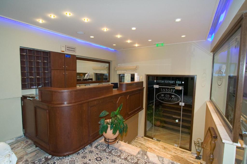 hol z podium i doniczką w obiekcie 40 Platania Hotel w mieście Loutra Edipsou