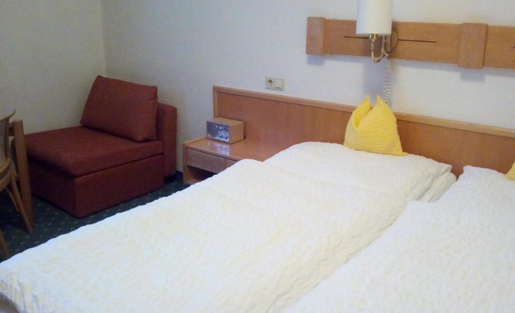 Postel nebo postele na pokoji v ubytování Hotel zum goldenen Hirschen