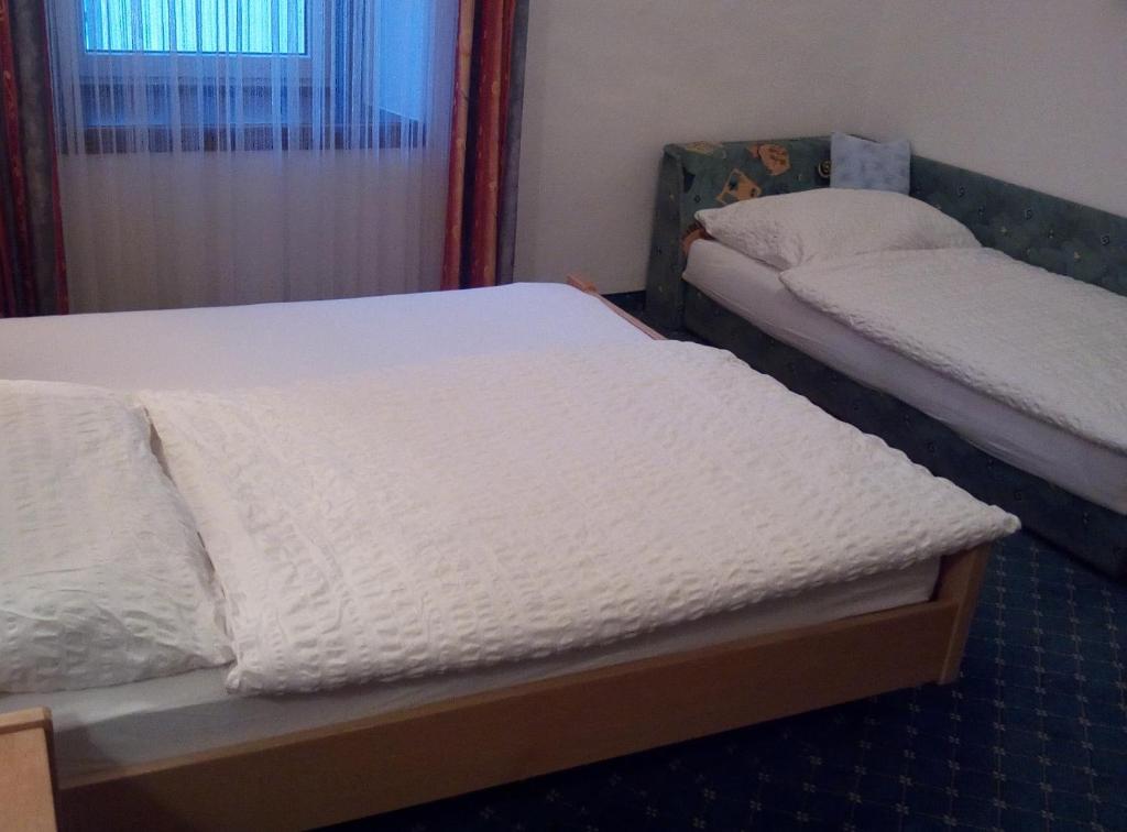 Postel nebo postele na pokoji v ubytování Hotel zum goldenen Hirschen