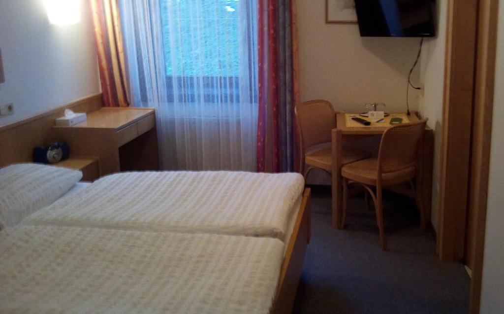 Postel nebo postele na pokoji v ubytování Hotel zum goldenen Hirschen