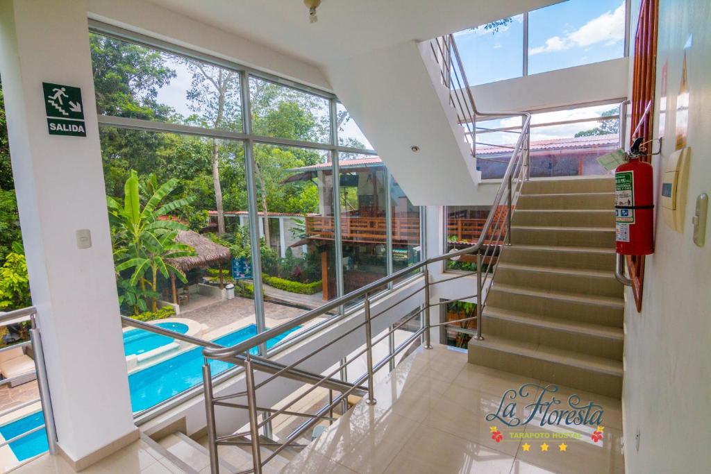 Bazén v ubytování La Floresta Tarapoto Hostal nebo v jeho okolí