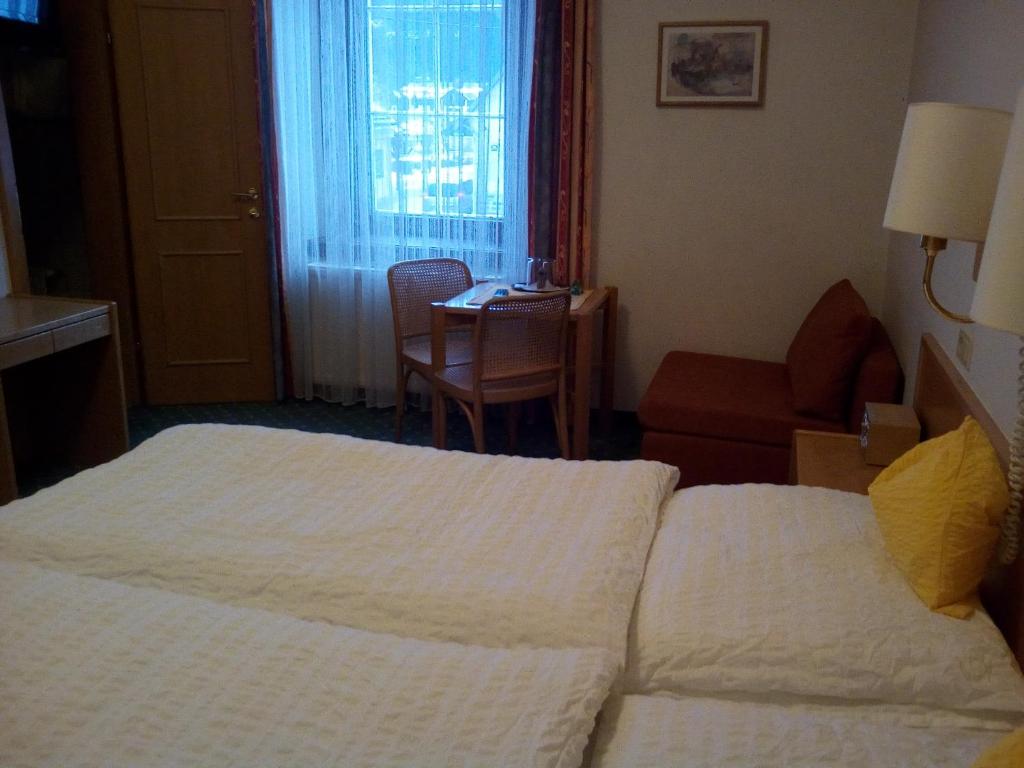Postel nebo postele na pokoji v ubytování Hotel zum goldenen Hirschen