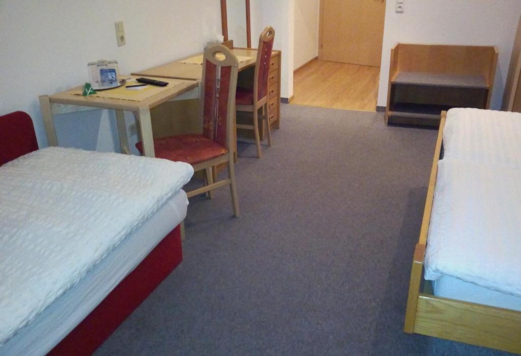 Postel nebo postele na pokoji v ubytování Hotel zum goldenen Hirschen