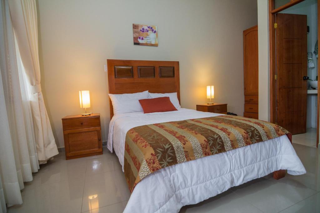 Postel nebo postele na pokoji v ubytování La Floresta Tarapoto Hostal