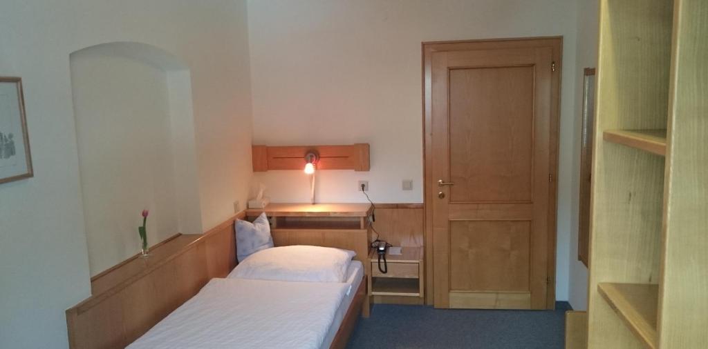 Postel nebo postele na pokoji v ubytování Hotel zum goldenen Hirschen