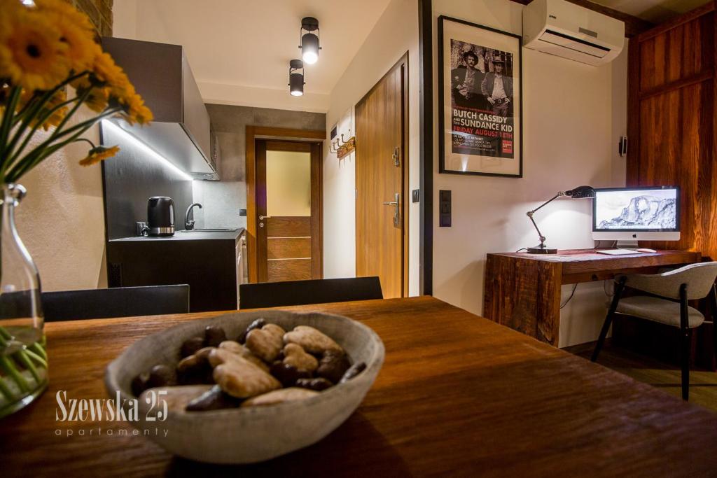 Televízia a/alebo spoločenská miestnosť v ubytovaní Apartamenty Szewska 25