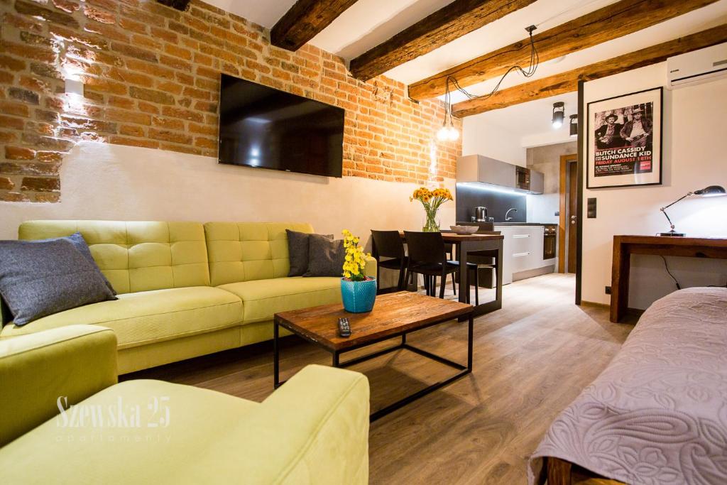 Televízia a/alebo spoločenská miestnosť v ubytovaní Apartamenty Szewska 25