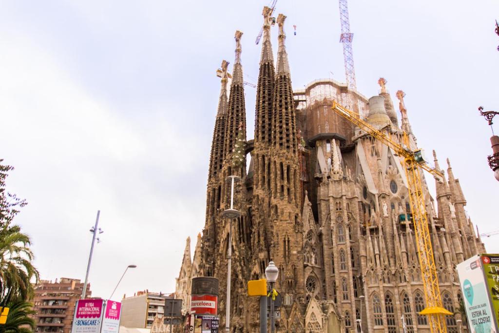 バルセロナにあるCharm Apartment Sagrada Familiaの建築中の大聖堂