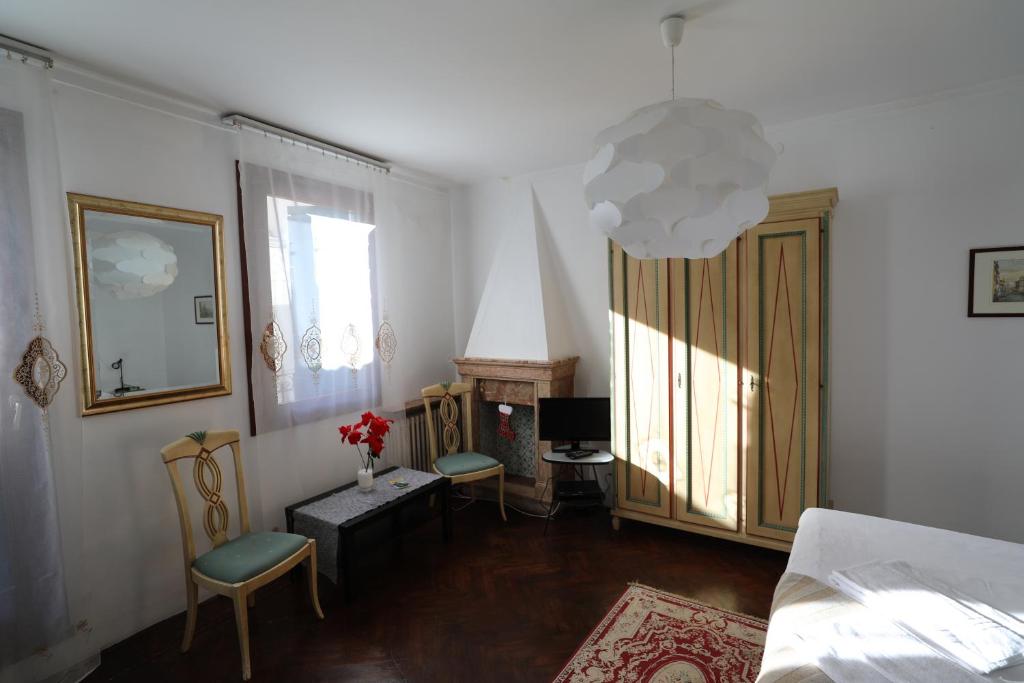 ein Wohnzimmer mit einem Bett, einem Tisch und Stühlen in der Unterkunft Lovely Apartment In Venice in Venedig